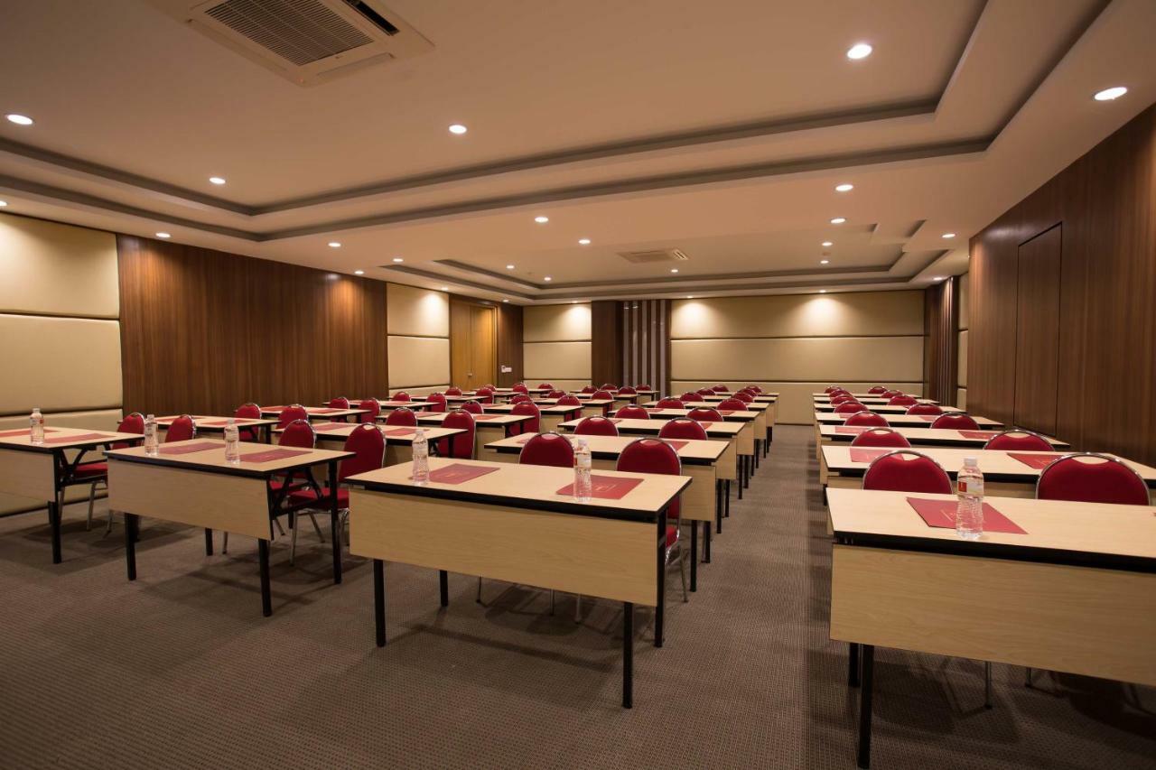 Hotel Saris Kuta 3*